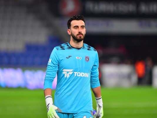 <p>Trabzonspor'da Andre Onana kalmazsa, kaleci transferinde rota yerliye d&ouml;necek. &Ccedil;&uuml;nk&uuml; yabancı kontenjanı nedeniyle başka mevkiye +1 yabancı futbolcu transferi d&uuml;ş&uuml;n&uuml;l&uuml;yor. Kalede yerli isimlere ge&ccedil;ilmesi halinde ise Muhammed Şengezer &ouml;ne &ccedil;ıkıyor.</p>

<p>(FANATİK)</p>
