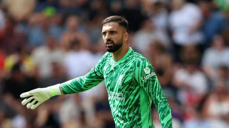 <p>Fenerbah&ccedil;e Başkan Adayı Hakan Safi ve ekibi, Liverpool&rsquo;un G&uuml;rc&uuml; file bek&ccedil;isi Giorgi Mamardashvili i&ccedil;in girişimlere başladı. Sarı-Lacivertli cephenin, oyuncu i&ccedil;in satın alma opsiyonunu da i&ccedil;eren bir kiralama form&uuml;l&uuml; &uuml;zerinde durduğu &ouml;ne s&uuml;r&uuml;ld&uuml;. 25 yaşındaki kalecinin ise d&uuml;zenli oynama ihtimali ve T&uuml;rkiye&rsquo;nin G&uuml;rcistan&rsquo;a yakın konumu nedeniyle Fenerbah&ccedil;e se&ccedil;eneğine olumlu yaklaşabileceği konuşuluyor.</p>

<p>(FANATİK)</p>

<p>&nbsp;</p>

<ul>
</ul>
