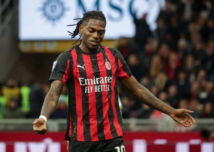 <p>Fenerbah&ccedil;e ve Galatasaray'ın rekabet halinde olduğu iddia edilen Rafael Leao, Milan'dan ayrılık kararı aldı.</p>
