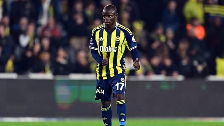 <p>Şubat 2026'da Fenerbah&ccedil;e ile 2.5 yıllık s&ouml;zleşme imzalayan Kante, Sarı-lacivertli takım ile 18 ma&ccedil;a &ccedil;ıktı ve 2 gol attı.</p>
