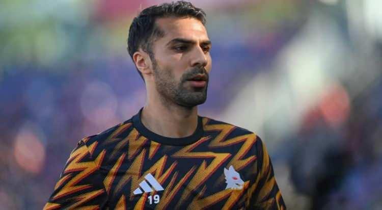 <p>Yerli piyasasının değerli isimlerinden olan Zeki &Ccedil;elik i&ccedil;in Galatasaray ve Fenerbah&ccedil;e atağa kalktı.<br />
<br />
İki takım da 29 yaşındaki oyuncuya resmi tekliflerini iletti.<br />
<br />
(Posta)</p>
