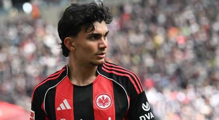 <p>Galatasaray'ın yaz transfer d&ouml;nemindeki en &ouml;nemli hedeflerinden birisi Can Uzun oldu.<br />
<br />
Yeni yabancı kuralı nedeniyle yerli derinliğini arttırmak isteyen Cimbom, Can Uzun'a dev b&uuml;t&ccedil;e ayırdı.<br />
<br />
(Fanatik)</p>
