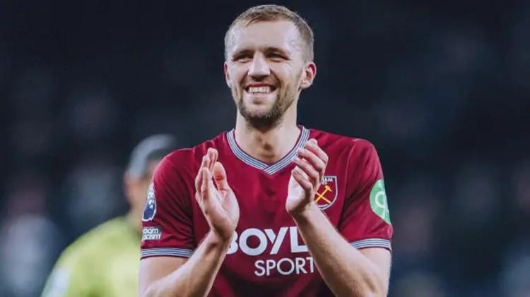 <p>Galatasaray, k&uuml;me d&uuml;şen West Ham'ın deneyimli &ouml;n liberosu Tomas Soucek'i g&uuml;ndemine aldı. Okan Buruk, &Ccedil;ek futbolcuyu &ccedil;ok istiyor.<br />
<br />
(Akşam)</p>
