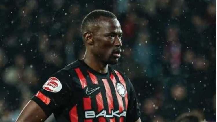 <p>Yabancı golc&uuml; arayışlarını s&uuml;rd&uuml;ren Bursaspor, &Ccedil;orum FK'nın S&uuml;per Lig'e &ccedil;ıkmasında b&uuml;y&uuml;k rol oynayan Mame Thiam i&ccedil;in harekete ge&ccedil;ti.<br />
<br />
Deneyimli futbolcunun menajeriyle temas kuruldu.<br />
<br />
​(Fotoma&ccedil;)</p>
