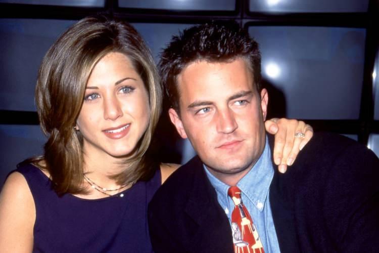 <p>Bir d&ouml;nemin efsanesi "Friends" dizisindeki Chandler Bing karakteriyle d&uuml;nya &ccedil;apında geniş kitlelere ulaşan Matthew Perry, 28 Ekim 2023 tarihinde hen&uuml;z 54 yaşındayken hayatını kaybetti.</p>
