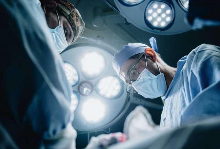 <p>Kafatasında 12 santimetrelik odun par&ccedil;asıyla 1.5 yıl boyunca şans eseri hayatta kalan Yuri'nin g&ouml;rme yetisi de mucizevi bir şekilde kurtarıldı. Hastanede m&uuml;şahede altında tutulan ve tedavisi s&uuml;ren adamın yakın zamanda tamamen sağlığına kavuşması bekleniyor.</p>
