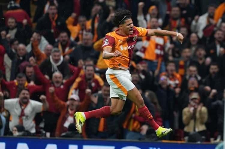 <p>Premier Lig temsilcisinin bu transfer i&ccedil;in Galatasaray'a 35-40 milyon euro arasında bir bonservis &ouml;deyeceği ifade edildi.<br />
<br />
&nbsp;</p>
