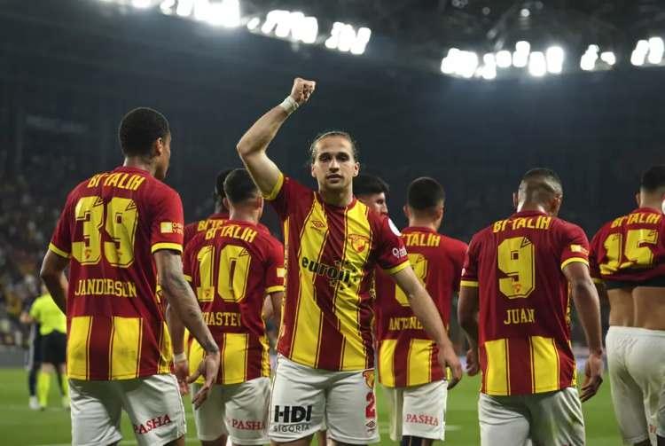 <p>Beşiktaş, G&ouml;ztepe'de forma giyen Arda Okan Kurtulan'ı yakından takip ediyor. 23 yaşındaki futbolcu da Beşiktaş'a gitmeye sıcak bakıyor.<br />
<br />
(FOTOMA&Ccedil;)</p>
