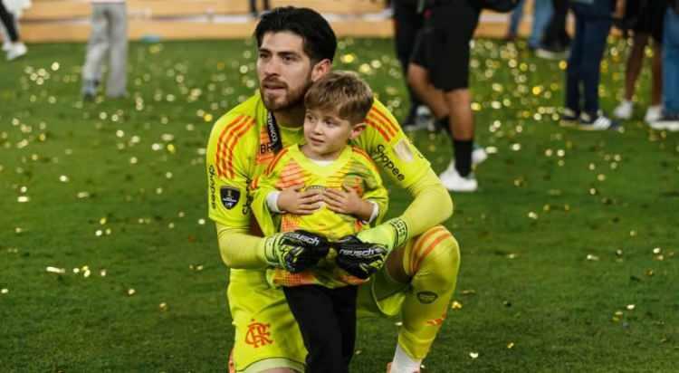 <p>Beşiktaş, Flamengo forması giyen kaleci Agustin Rossi ile el sıkıştı.<br />
<br />
Y&ouml;netimin, teknik direkt&ouml;r Filipe Luis ile anlaşması durumunda bu transferi a&ccedil;ıklayacağı &ouml;ğrenildi.<br />
<br />
(S&Ouml;ZC&Uuml;)</p>

