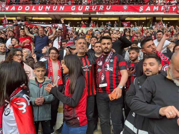 <p><strong>Kısa s&uuml;rede sağlığına kavuşan &uuml;nl&uuml; şarkıcı, taburcu olur olmaz soluğu trib&uuml;nlerde aldı.&nbsp;</strong></p>
