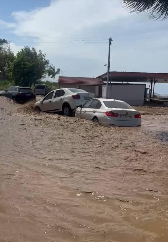 <p>Bazı k&ouml;y yolları ile evlerin istinat duvarları &ccedil;&ouml;kt&uuml;.</p>
