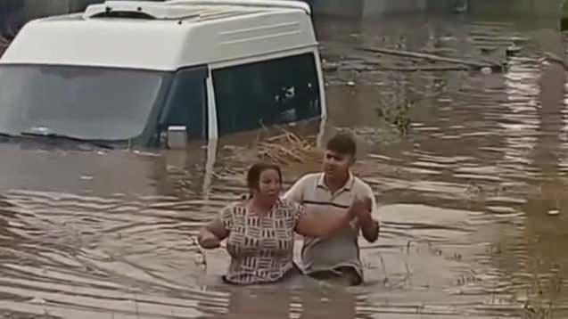 <p>Doğu Akdeniz'de yer alan Hatay ile Osmaniye'de etkili olan sağanak ve dolu nedeniyle caddeleri su bastı, bazı yollar &ccedil;&ouml;kt&uuml;. <strong><em>İşte kare kare yıkım...</em></strong></p>
