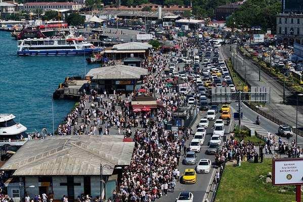 <p>Bayram tatilinde havanın g&uuml;zel olmasını da fırsat bilen vatandaşlar, mega kentin g&ouml;zde noktalarından Emin&ouml;n&uuml;, Sultanahmet ve Sarayburnu'nda yoğunluk oluşturdu.</p>

<p>&nbsp;</p>
