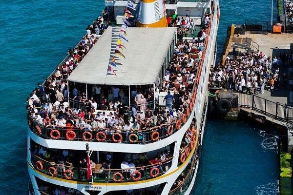 <p>Boğaz turuna katılmak isteyenler dolayısıyla Emin&ouml;n&uuml;'ndeki vapur ve tur teknelerinin bulunduğu iskelelerde uzun kuyruklar oldu.</p>

<p>&nbsp;</p>
