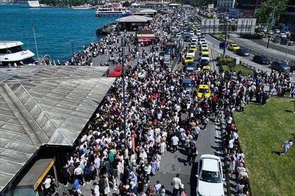 <p>Bazı vatandaşlar ise Sarayburnu sahilinde deniz manzarası eşliğinde vakit ge&ccedil;irmeyi tercih etti.</p>

<p>&nbsp;</p>
