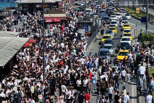 <p>Sultanahmet Camisi ve &ccedil;evresinde de yerli ve yabancı turistler gezdi, fotoğraf &ccedil;ektirdi. Sıcak hava nedeniyle bazı vatandaşların g&ouml;lgelik alanlarda dinlendikleri g&ouml;r&uuml;ld&uuml;.</p>

<p>&nbsp;</p>
