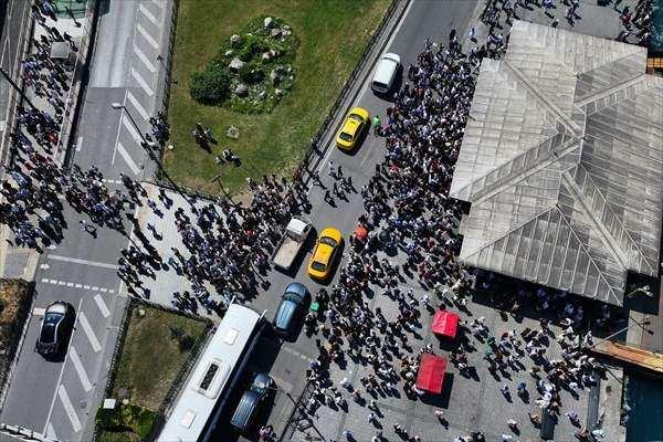 <p>Sıcak havayı g&ouml;r&uuml;nce gezmeye &ccedil;ıktıklarını dile getiren Furkan &Uuml;st&uuml;n,<strong> "Emin&ouml;n&uuml; şu an &ccedil;ok kalabalık ve &ccedil;ok sıcak. Gezmeye gelmiştik ama &ccedil;ok da umduğumuz gibi olmadı &ccedil;&uuml;nk&uuml; kalabalık var. Hava da sıcak olunca zorluyor bizi. G&uuml;lhane Parkı ve Sarayburnu sahil yolundan buraya kadar geldik."</strong> diye konuştu.</p>

<p>&nbsp;</p>
