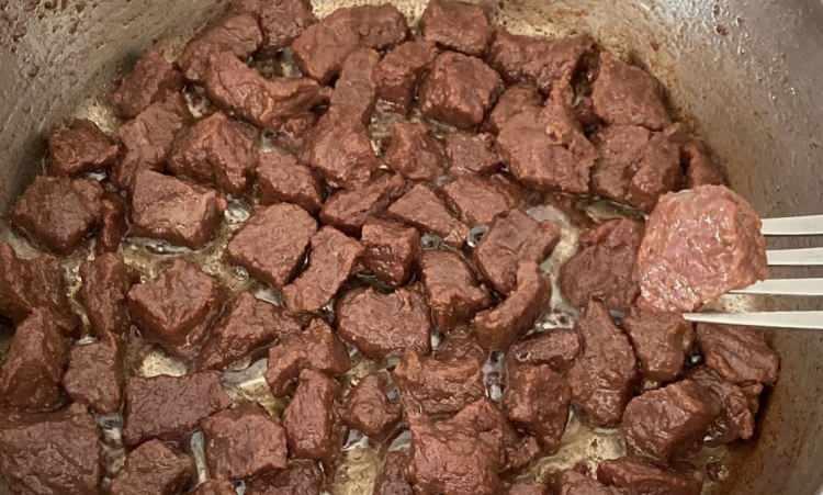 <p>&Ccedil;&Uuml; M&uuml;hendislik Fak&uuml;ltesi Gıda M&uuml;hendisliği B&ouml;l&uuml;m&uuml; &Ouml;ğretim &Uuml;yesi Prof. Dr. Işıl Var, mangalların kurulduğu, eş, dost ve akrabaların bir araya geldiği Kurban Bayramı&rsquo;nda ilk g&uuml;n et t&uuml;ketilmemesi, etin dinlendirilmesi ve yenildiğinde dozuna dikkat edilmesinin yanı sıra &ouml;zellikle &ccedil;ok iyi pişirilmesinin patojen mikroorganizmalar a&ccedil;ısından &ouml;nemini anlattı.</p>
