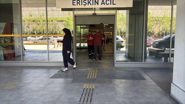 <p><span style="color:#A52A2A"><strong>11 KİŞİ TEDAVİ ALTINA ALINDI&nbsp;</strong></span></p>

<p>&nbsp;</p>

<p>Kurban kesimi sırasında yaralanan 11 kişi, Kocaeli Şehir Hastanesine başvurdu.</p>

<p>&nbsp;</p>

<p>Gerekli m&uuml;dahaleleri yapılan vatandaşların bir&ccedil;oğu taburcu edildi.&nbsp;</p>
