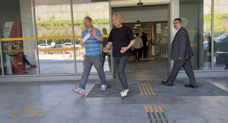 <p>Amcası kurbanı kestiği sırada elinden yaralanan Rıdvan Karakaya, hastanedeki tedavisinin ardından yaşadığı talihsizliği neşeli bir dille anlattı.</p>
