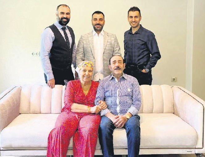 <p><span style="color:#FF0000"><strong>"AİLEME AŞILAMAYA &Ccedil;ALIŞTIĞIM YEGANE ŞEY SAYGILI VE SEVGİLİ OLMAK"</strong></span></p>

<p><strong>3 oğlu, torunları ve 48 yıllık eşi Nil&uuml;fer Hanım'la birlikte huzurlu bir aile yaşantısı s&uuml;rd&uuml;ren &uuml;nl&uuml; sanat&ccedil;ı, en &ouml;nemli değerin saygı ve sevgi olduğunu vurgulayarak "Oldum olası onlara aşılamaya &ccedil;alıştığım yeg&acirc;ne şey; saygılı ve sevgili olmaktır.&nbsp;</strong></p>
