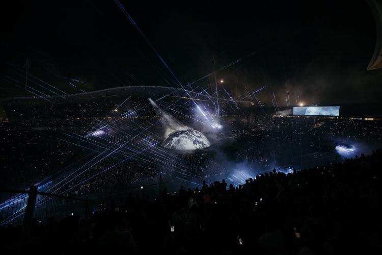 <p>Kanye West, ILS Vision tarafından organize edilen ve Atat&uuml;rk Olimpiyat Stadyumu'nda ger&ccedil;ekleştirdiği konserde 120 bin kişinin &ouml;n&uuml;nde sahne alarak d&uuml;nyanın en y&uuml;ksek katılımlı stadyum konserini yaptı.</p>
