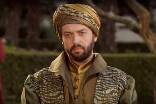 <p>Yayınlandığı d&ouml;neme damga vuran Muhteşem Y&uuml;zyıl dizisinde canlandırdığı Pargalı İbrahim karakteriyle hafızalara kazınan &uuml;nl&uuml; oyuncu Okan Yalabık, son g&ouml;r&uuml;nt&uuml;s&uuml;yle sosyal medyanın g&uuml;ndemine oturdu.</p>
