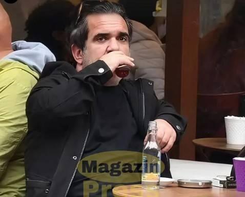 <p>&Ccedil;ayını yudumlarken g&ouml;r&uuml;nt&uuml;lenen &uuml;nl&uuml; oyuncu kameraları fark edice g&uuml;l&uuml;mseyerek poz verdi.&nbsp;</p>

