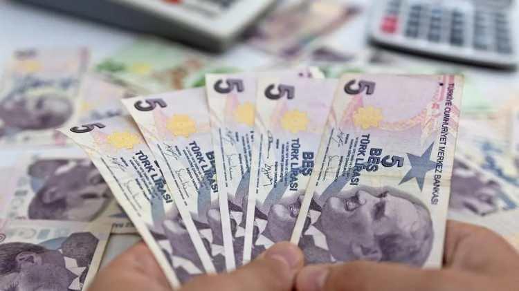 <p><span style="color:#B22222"><strong>5 TL'LİK BANKNOTLAR G&Ouml;STERDİLER</strong></span></p>

<p>&nbsp;</p>

<p>Polisin teknik ve fiziki takibi sırasında &ouml;rg&uuml;t &uuml;yelerinin, aklanan parayı kurye sistemiyle fiziki nakde d&ouml;n&uuml;şt&uuml;rd&uuml;ğ&uuml; ortaya &ccedil;ıktı. Kuryelere seri numarası &ouml;nceden belirlenmiş 5 liralık banknot verildiği, aynı banknotun fotoğrafının da Kapalı &Ccedil;arşı ve Adana&rsquo;daki kuyumcu ve d&ouml;viz b&uuml;rolarına g&ouml;nderildiği belirlendi.</p>
