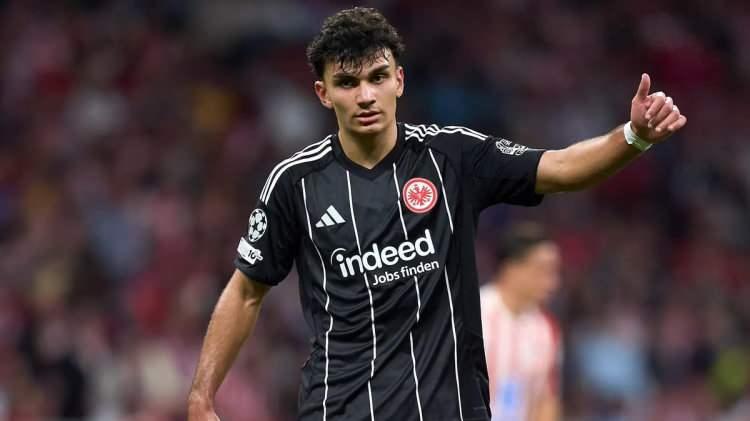<p>Galatasaray, Can Uzun'un transferinde &ouml;nemli bir adım attı. Sarı-Kırmızılı kul&uuml;b&uuml;n Frankfurt&rsquo;tan transfer etmek istediği gen&ccedil; 10 numara, menajerler vasıtasıyla yapılan g&ouml;r&uuml;şmelerde "Kul&uuml;b&uuml;mle anlaşın, gerisi kolay" mesajını g&ouml;nderdi. Galatasaray Y&ouml;netimi Can&rsquo;ın yaktığı yeşil ışık &uuml;zerine s&uuml;reci hızlandırıyor.</p>

<p>(FANATİK)</p>
