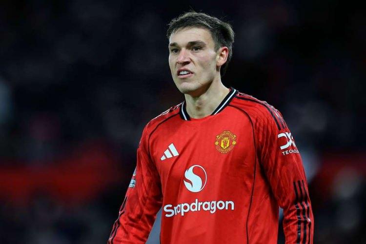 <p>Galatasaray, Manchester United'ın orta sahası Manuel Ugarte ile yakından ilgileniyor. İngiliz ekibi 28 milyon euro civarında bir bonservis bedeli istiyor. Atletico Madrid ve Napoli de devrede.</p>

<p>(AKŞAM)</p>
