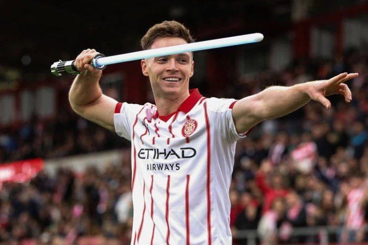 <p>Zubkov&rsquo;un satılması halinde yerine d&uuml;ş&uuml;n&uuml;len Viktor Tsygankov i&ccedil;in Ajax da ciddi şekilde devredeydi. Ancak İspanyol ve Hollanda basınında yer alan haberlere g&ouml;re: Ajax&rsquo;ın transferin y&uuml;ksek maliyeti nedeniyle işi zor. Ukraynalı kanat oyuncusunun T&uuml;rkiye'den &ouml;nemli bir teklif aldığı vurgulanırken, Fatih Tekke&rsquo;nin &ccedil;ok beğendiği Tsygankov konusunda Trabzonspor Y&ouml;netimi yoğun uğraş veriyor. Şartlar zorlanıyor.</p>

<p>(FANATİK)</p>

<p>&nbsp;</p>
