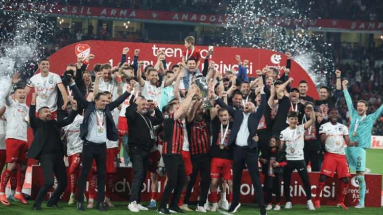 <p>Trendyol 1. Lig play-off finalinde&Ccedil;orum FK, Esenler Erokspor'u 2-0 mağlup etti ve tarihinde ilk kez S&uuml;per Lig'e y&uuml;kseldi.</p>
