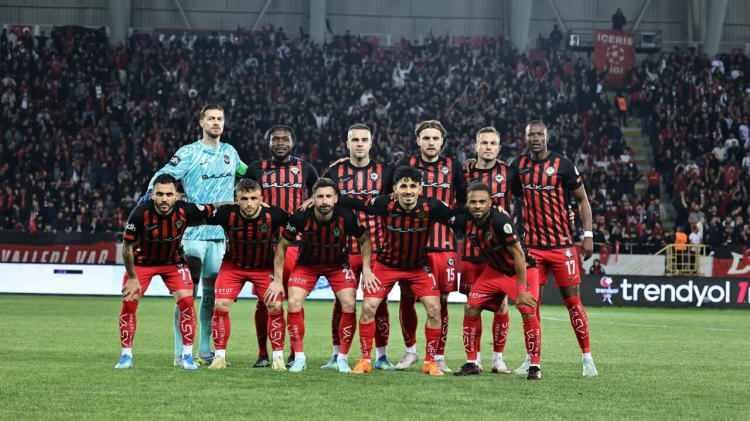 <p>Son olarak ise &Ccedil;orum FK, Konya'da&nbsp;1. Lig play-off finalinde Esenler Erokspor'u ge&ccedil;erek S&uuml;per Lig'e y&uuml;kselen son takım oldu.</p>

