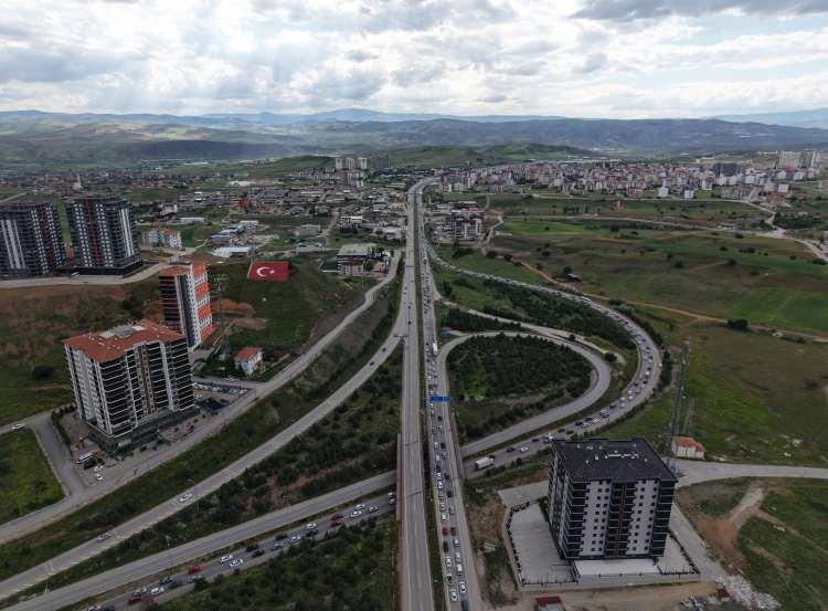 <p><span style="color:#A52A2A"><strong>KISITLAMA G&Uuml;ZERGAHLARI A&Ccedil;IKLANDI&nbsp;</strong></span></p>

<p>&nbsp;</p>

<p>Anadolu Otoyolu Ankara il sınırından D&uuml;zce il sınırına kadar.</p>

<p>&nbsp;</p>

<p>D-100 Devlet Karayolu&rsquo;ndan ise Karab&uuml;k il sınırından D&uuml;zce il sınırına kadar.</p>

<p>&nbsp;</p>

<p>D-750 Devlet Karayolu Ankara il sınırından D&uuml;zce il sınırına kadar.&nbsp;</p>
