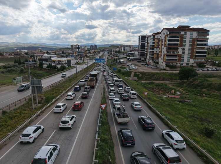 <p>Ulaşımda 43 ilin bağlantı noktası olan<span style="color:#A52A2A"><strong><em> "kilit kavşak"</em></strong></span> Kırıkkale'de, gece saatlerinde trafik yoğunluğu arttı.&nbsp;</p>
