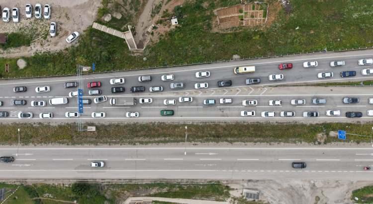 <p>Yoğunluk sebebiyle kilometrelerce ara&ccedil; kuyruğu oluştu.</p>
