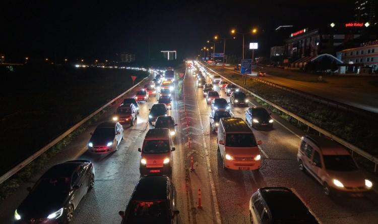<p><span style="color:#A52A2A"><strong>S&Uuml;R&Uuml;C&Uuml;LER KONTROLL&Uuml; ŞEKİLDE İLERLİYOR&nbsp;</strong></span></p>

<p>&nbsp;</p>

<p>Zaman zaman trafik akışında yavaşlamalar yaşanırken, s&uuml;r&uuml;c&uuml;ler kontroll&uuml; şekilde ilerledi.&nbsp;</p>
