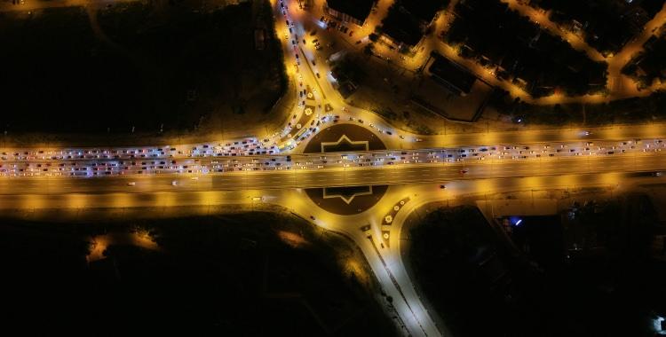 <p>Yaş sebze/meyve, canlı hayvan, et ve et &uuml;r&uuml;nleri ile s&uuml;t ve s&uuml;t &uuml;r&uuml;nleri gibi bozulabilir gıdalar.</p>

<p>&nbsp;</p>

<p>Dondurulmuş gıdalar, canlı ve kesme &ccedil;i&ccedil;ek. İla&ccedil;, tıbbi malzeme ve ambalajlı su &uuml;r&uuml;nleri.</p>

<p>&nbsp;</p>

<p>Posta/s&uuml;reli yayın, hayvan yemi ile akaryakıt.</p>

<p>&nbsp;</p>

<p>A&ccedil;ıklamada, bu &uuml;r&uuml;nleri taşıyan kamyon, &ccedil;ekici ve tankerlerin &ouml;ncelikle ana arterler haricindeki g&uuml;zergahlarda, zorunluluk halinde ise ana arterler &uuml;zerinde en az s&uuml;reyle bulunacak şekilde seyirlerine m&uuml;saade edileceği vurgulandı.</p>
