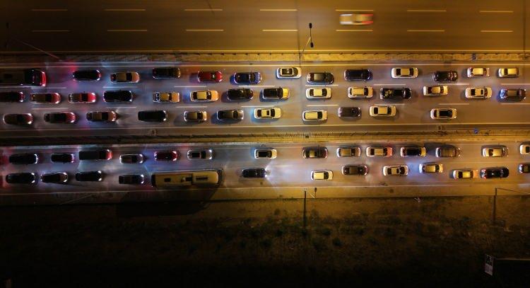 <p>Trafik ekipleri, yoğunluğun yaşandığı g&uuml;zergahlarda &ouml;nlem aldı.&nbsp;</p>
