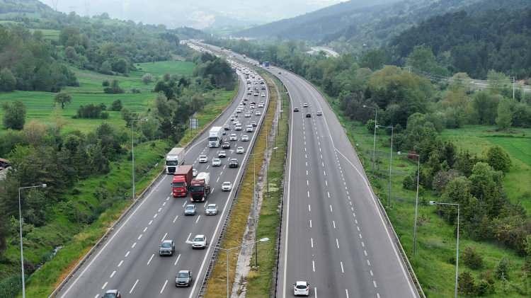 <p>Yetkililer, d&ouml;n&uuml;ş trafiğinin hafta sonu boyunca artarak devam etmesinin beklendiğini belirterek s&uuml;r&uuml;c&uuml;leri hız kurallarına uymaları, takip mesafesini korumaları ve dikkatli seyretmeleri konusunda uyardı.</p>
