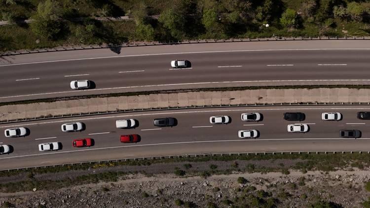 <p>Kemikli Rampaları'nda oluşan yoğunluk havadan drone ile g&ouml;r&uuml;nt&uuml;lenirken, kilometrelerce uzayan ara&ccedil; kuyrukları dikkat &ccedil;ekti.</p>
