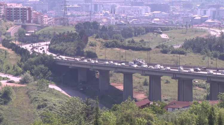 <p><span style="color:#A52A2A"><strong><em>TEM ve Kuzey Marmara Otoyolu'nda</em></strong></span> İstanbul y&ouml;n&uuml;nde akıcı yoğunluk oluşurken, trafik ekipleri denetimlerini s&uuml;rd&uuml;r&uuml;yor.</p>
