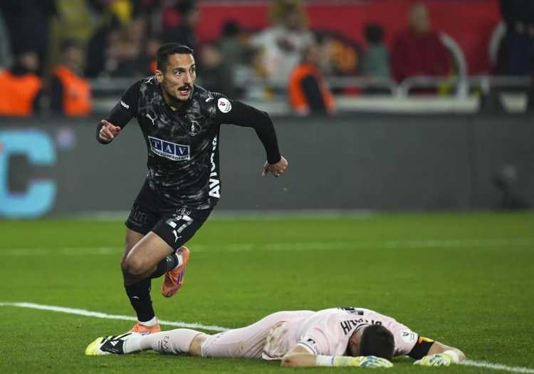 <p>Galatasaray yerli rotasyonunu g&uuml;&ccedil;lendirmek i&ccedil;in S&uuml;per Lig'in y&uuml;kselen isimlerinden İbrahim Kaya'yı g&uuml;ndemine aldı. 25 yaşındaki futbolcuyu Trabzonspor da istiyor.</p>

<p>(FANATİK)</p>
