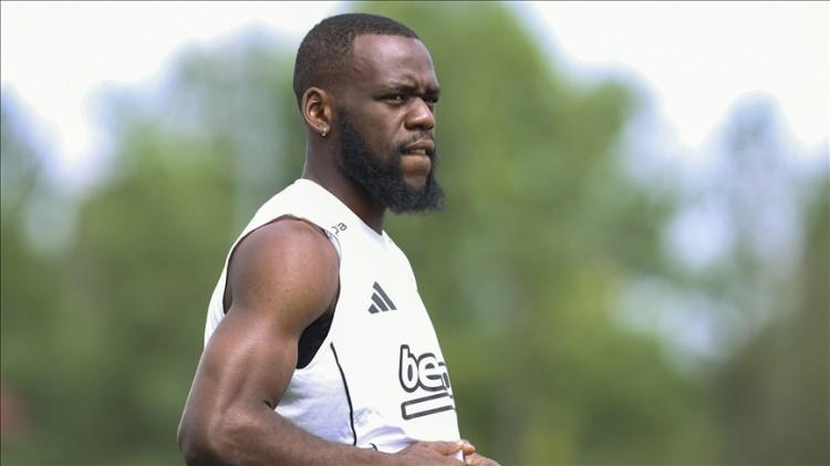 <p>3 yıldır kiralık olarak farklı takımlarda oynayan Jean Onana'nın s&ouml;zleşmesi feshedilecek. Beşiktaş'la 1 yıl daha s&ouml;zleşmesi olan Felix Uduokhai ile ise yolların ayrılması planlanıyor.</p>

<p>(FOTOMA&Ccedil;)</p>

