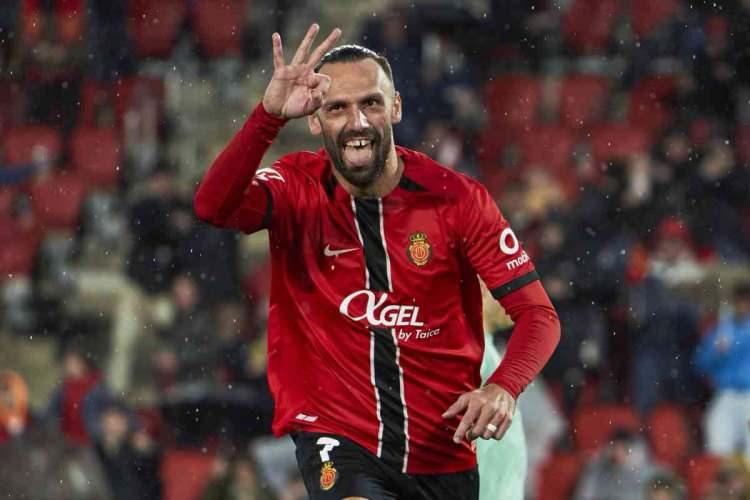 <p>Vedat Muriqi, Fenerbah&ccedil;e Başkan Adayı Aziz Yıldırım ile g&ouml;r&uuml;şt&uuml; ve "Evet" dedi. Mallorca ile bonservis pazarlığı yapılacak.</p>

<p>(TAKVİM)</p>
