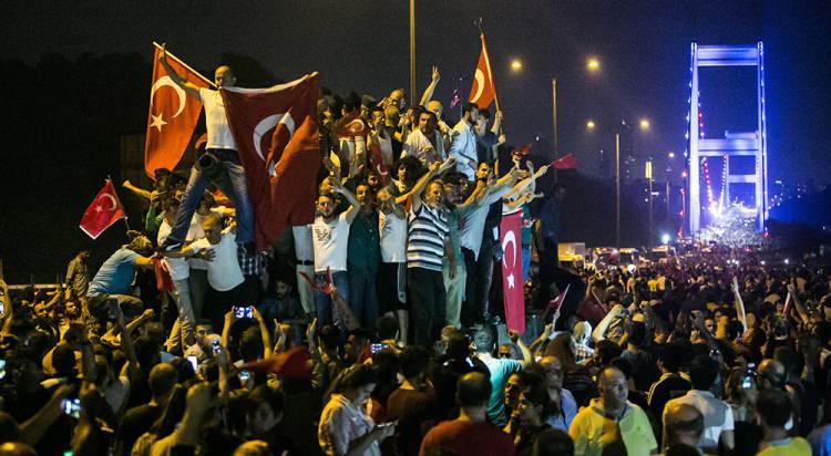 <p><strong>TRT'nin 15 Temmuz darbe girişimini konu alan yeni dizisi "Asırlık Gece" daha yayınlanmadan oyuncu kadrosuyla g&uuml;ndem oldu.</strong></p>
