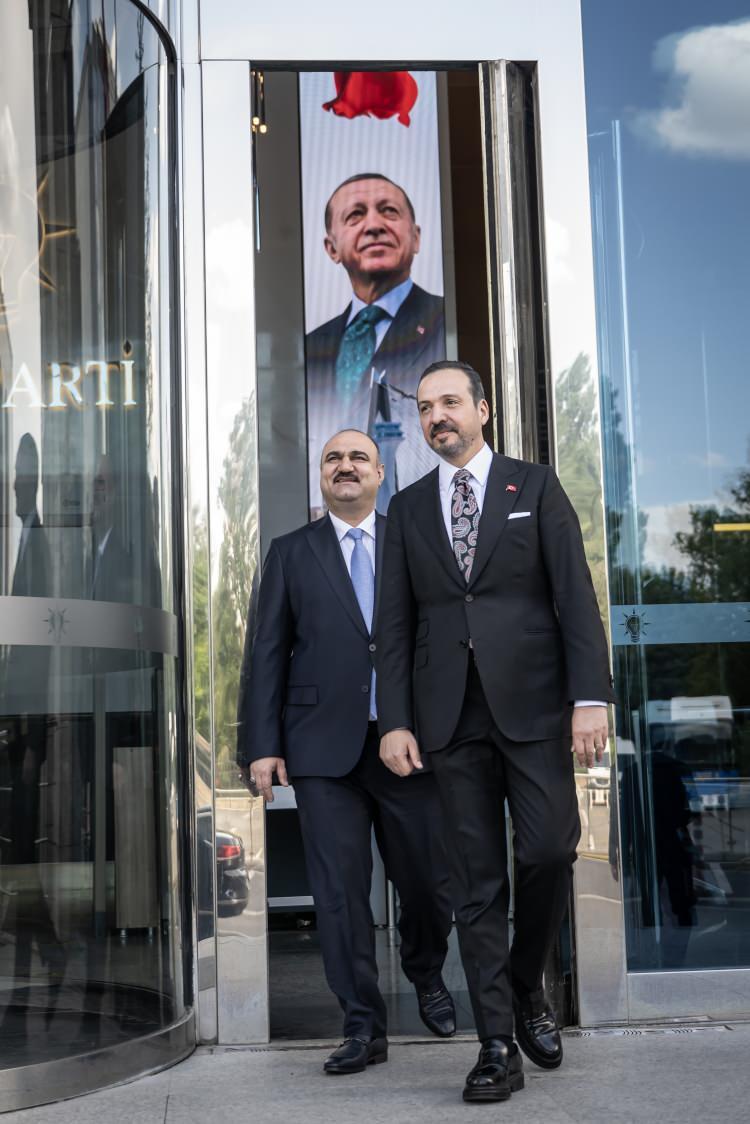 <p><span style="color:#B22222"><strong>"T&Uuml;RKİYE İLE IRAK İLİŞKİLERİ DAHA DA G&Uuml;&Ccedil;LENECEKTİR"</strong></span></p>

<p>İki &uuml;lkenin bir&ccedil;ok noktada işbirliği yapması gereken hususlar olduğuna işaret eden Ağa, bunlardan birinin 2028'de bitmesi planlanan Kalkınma Yolu Projesi olduğunu s&ouml;yledi.</p>

<p>Projenin T&uuml;rkiye ve Irak i&ccedil;in hayati bir konu olduğunu belirten Ağa, Irak'ın bundan &ccedil;ok faydalanacağını, ticari anlamda &ouml;nemli işbirlikleri oluşacağını, kendilerinin de ellerinden geldiği kadar destek vereceklerini vurguladı.</p>

<p>Ağa, Irak'ta kurulacak yeni kabineye ilişkin, <strong><em>"Aldığımız duyumlar, yaptığımız ziyaretler sonucu Bağdat'ta bize verilen s&ouml;z, mutlaka yeni kurulacak olan h&uuml;k&uuml;mette, bakanlık kabinesinde bir T&uuml;rkmen bakan olacaktır. Şu anda son temaslardayız. Allah'ın izniyle o bakanlık da geldikten sonra T&uuml;rkiye ile Irak ilişkileri daha da g&uuml;&ccedil;lenecektir."</em></strong> dedi.</p>

<p>&nbsp;</p>

<p>T&uuml;rkiye'nin bug&uuml;ne kadar Irak'ı hi&ccedil;bir zaman yalnız bırakmadığının, zor g&uuml;nlerinde kendilerine destek olunduğunun altını &ccedil;izen Ağa, <em><strong>"T&uuml;rkiye hi&ccedil;bir zaman Irak'ın egemenliğine, birliğine karşı bir hamle yapmadı. Tam tersi her zaman Irak'ın b&uuml;t&uuml;nl&uuml;ğ&uuml;n&uuml; sağladı. Bu y&uuml;zden T&uuml;rkiye bizim i&ccedil;in &ouml;nemli bir komşu &uuml;lkedir. Soydaş bağımız vardır aynı zamanda ve inşallah &ouml;n&uuml;m&uuml;zdeki s&uuml;re&ccedil;te valilikle, bakanlıkla &ccedil;ok g&uuml;zel bir s&uuml;re&ccedil; y&ouml;neteceğimize inanıyoruz."</strong></em> ifadelerini kullandı.</p>
