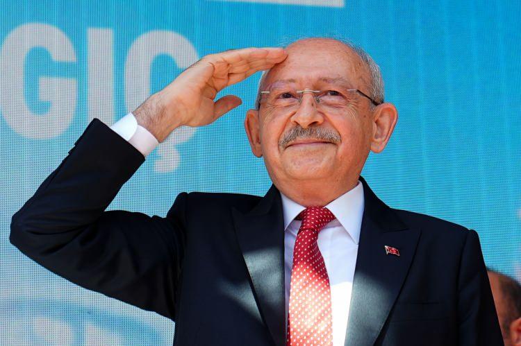 <p><span style="color:#B22222"><strong>27 VEKİL İMZA VERMEDİ</strong></span></p>

<p>&Ouml;te yandan T&uuml;rkiye B&uuml;y&uuml;k Millet Meclisi'nde (TBMM) 138 milletvekili bulunan CHP&rsquo;de, s&ouml;z konusu bildiriye 27 milletvekilinin imza vermeyerek CHP Genel Başkanlığı g&ouml;revine d&ouml;nen Kemal Kılı&ccedil;daroğlu'ndan yana tavır sergilemesi de dikkatleri &ccedil;ekti.</p>
