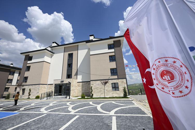 <p>&Ccedil;evre, Şehircilik ve İklim Değişikliği Bakanı Murat Kurum, 64 ilde toplam 20 bin konutu kapsayan yeni bir TOKİ kampanyasının başladığını duyurdu...&nbsp;</p>

<p>&nbsp;</p>
